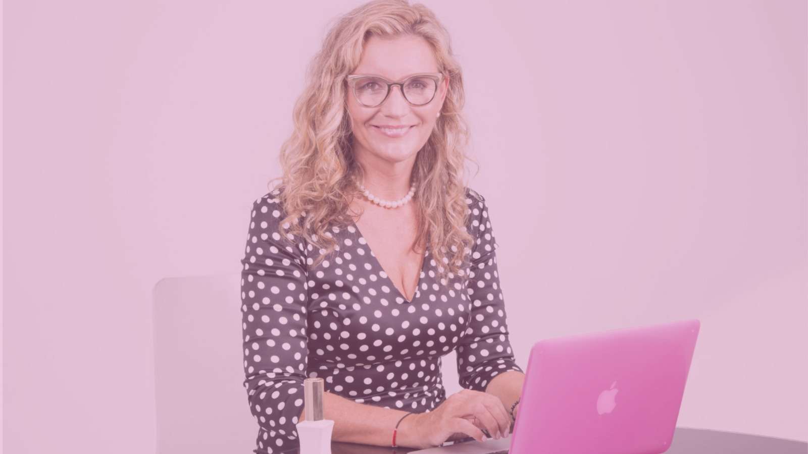 Descubre una solución única para transformar tu vida durante la menopausia. Mi historia, una vez guardada en secreto por vergüenza, ahora puede ser tu salvación. Este programa, diseñado exclusivamente para ti, aborda tus preocupaciones más apremiantes. Desde la lucha contra el peso hasta la fatiga constante, te ofrezco una ruta clara hacia una vida plena y libre de dietas restrictivas. Con sesiones personalizadas, estrategias nutricionales innovadoras y un apoyo constante, te garantizo resultados tangibles. ¡Recupera tu confianza, energía y bienestar hoy mismo! Únete a mí en este viaje hacia una versión más feliz y saludable de ti misma.