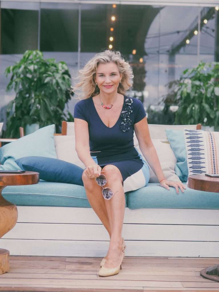 Descubre una solución única para transformar tu vida durante la menopausia. Mi historia, una vez guardada en secreto por vergüenza, ahora puede ser tu salvación. Este programa, diseñado exclusivamente para ti, aborda tus preocupaciones más apremiantes. Desde la lucha contra el peso hasta la fatiga constante, te ofrezco una ruta clara hacia una vida plena y libre de dietas restrictivas. Con sesiones personalizadas, estrategias nutricionales innovadoras y un apoyo constante, te garantizo resultados tangibles. ¡Recupera tu confianza, energía y bienestar hoy mismo! Únete a mí en este viaje hacia una versión más feliz y saludable de ti misma.