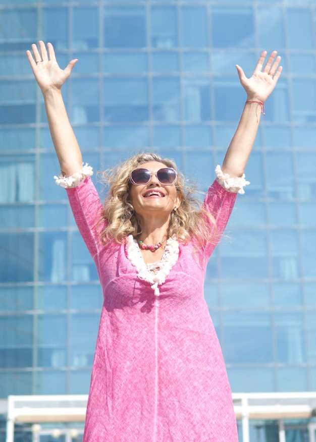 Descubre una solución única para transformar tu vida durante la menopausia. Mi historia, una vez guardada en secreto por vergüenza, ahora puede ser tu salvación. Este programa, diseñado exclusivamente para ti, aborda tus preocupaciones más apremiantes. Desde la lucha contra el peso hasta la fatiga constante, te ofrezco una ruta clara hacia una vida plena y libre de dietas restrictivas. Con sesiones personalizadas, estrategias nutricionales innovadoras y un apoyo constante, te garantizo resultados tangibles. ¡Recupera tu confianza, energía y bienestar hoy mismo! Únete a mí en este viaje hacia una versión más feliz y saludable de ti misma.